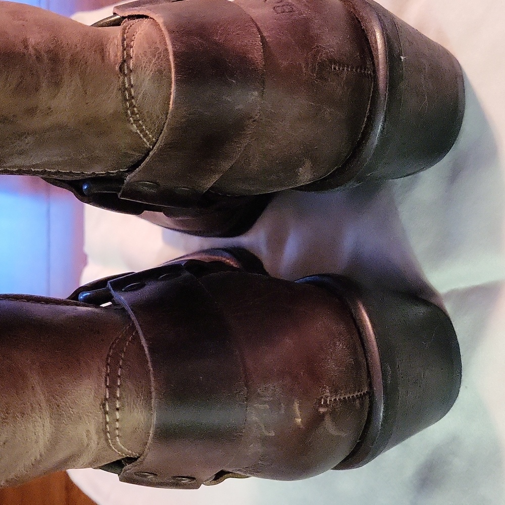 Women's Brown Leather Boots. BCBGirls. SZ 81/2 - Picture 7 of 8